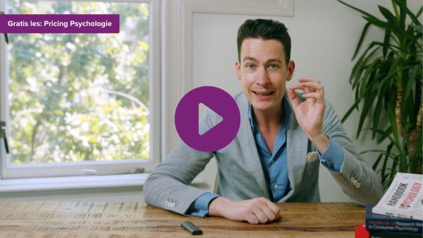 Laptop waarop een online training wordt afgespeeld met tekst over prijspsychologie.